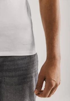 ESSENTIALS T-shirt met V-hals