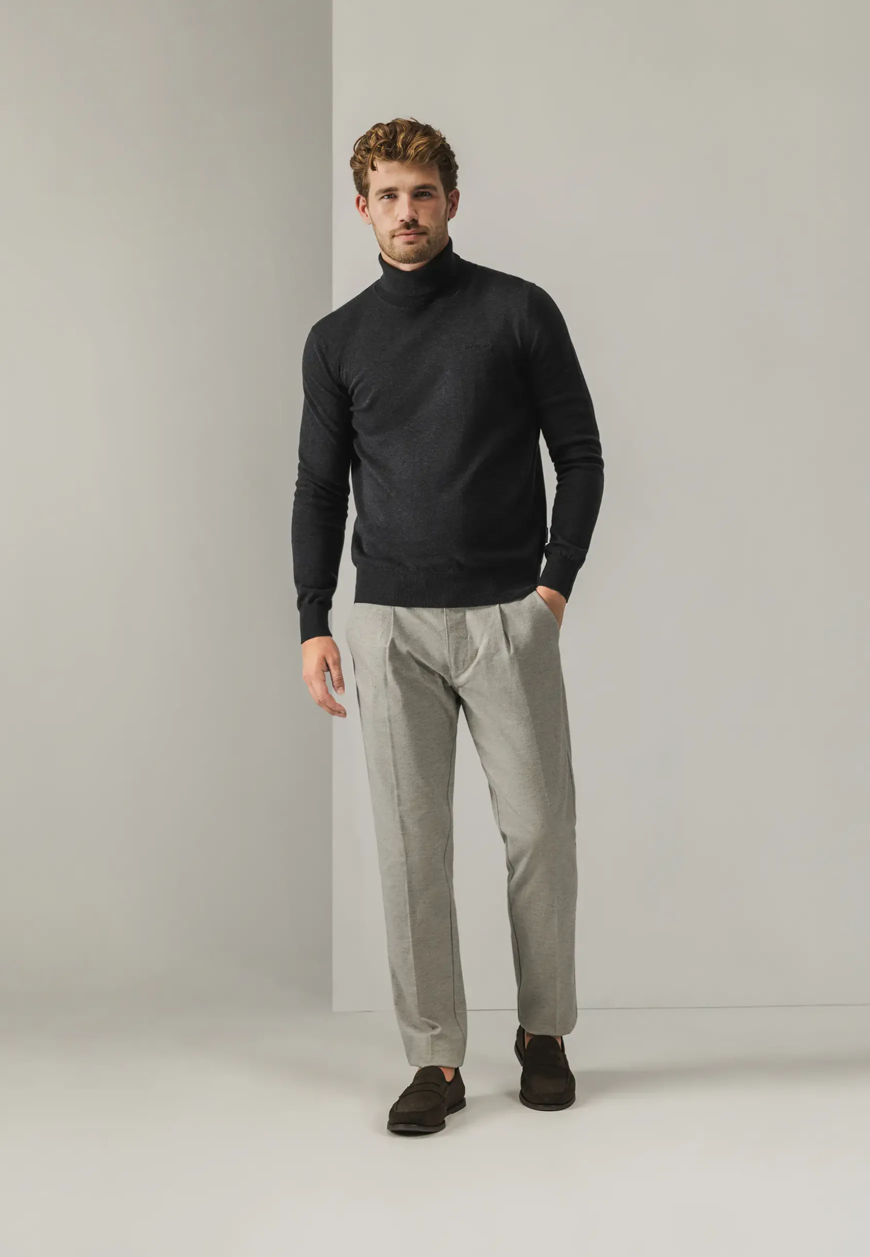NAVIGATOR chino in stretchstof met visgraatmotief